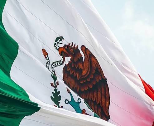 Bandera mexicana ondeando con águila y serpiente