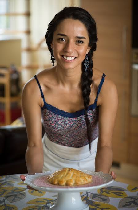 Mujer joven mexicana presentando su producto artesanal